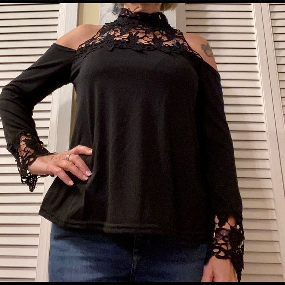 🌷3/$25🌷 Ladies cold shoulder top - Picture 2 of 6